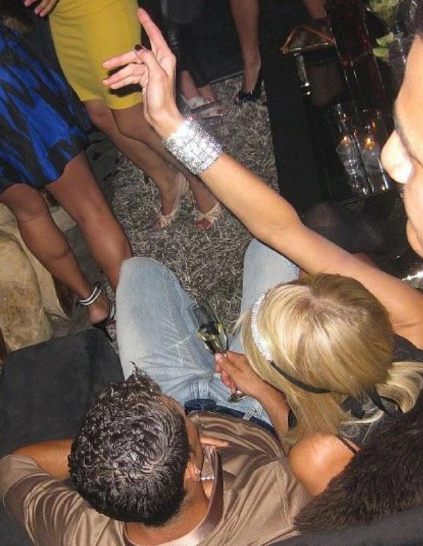 问鼎娱乐APP 当“总裁”遇到“酒店公主”：C罗与希尔顿的48小时魔幻绯闻